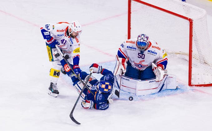 Ice Hockey National League Regular Season: ZSC Lions vs. EHC Kloten, Zurich, Switzerland, September 26, 2026. Defender No. 41, Leandro Profico (Kloten), tackles No. 10, Sven Andrighetto (ZSC Lions), in front of goaltender No. 50, Reto Berra (Kloten). Copyright: xAndreasxHaasx