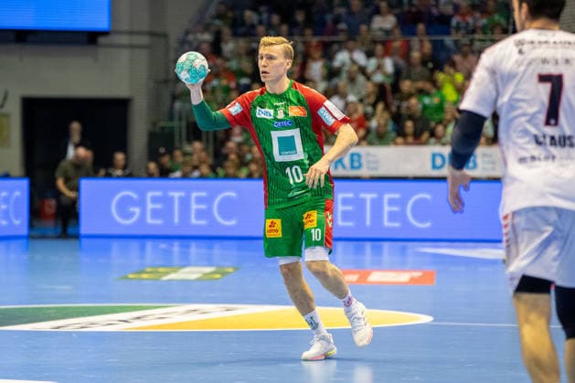 September 26, 2026, xgox, Handball: Opel HBL SC Magdeburg vs. SG BBM Bietigheim emspor, from left: Gisli, Thorgeir, Kristjansson (Magdeburg), 10 with the ball, plays the ball (Magdeburg)