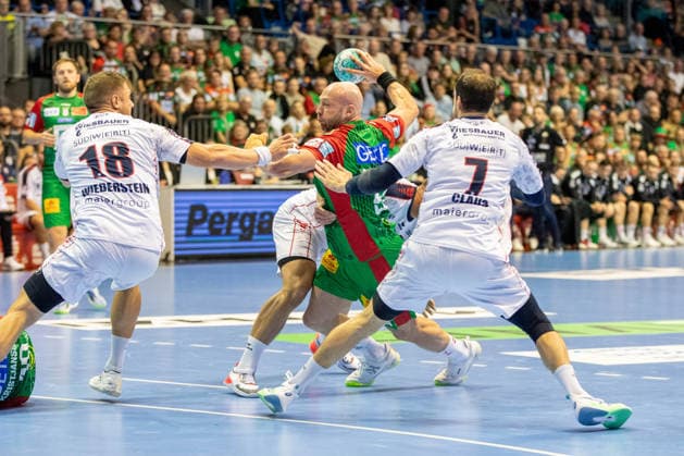 September 26, 2026, xgox, Handball Opel HBL SC Magdeburg vs. SG BBM Bietigheim emspor, from left: Fabian Wiederstein (Bietigheim), 18; Oscar Bergendahl (Magdeburg), 54; Dominik Claus (Bietigheim), 7; duel, battle, tackle, Magdeburg