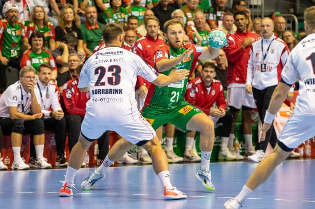 September 26, 2026, xgox, Handball: Opel HBL SC Magdeburg vs. SG BBM Bietigheim emspor, from left: Albin Lagergren (Magdeburg), 21 with the ball, plays the ball (Magdeburg)