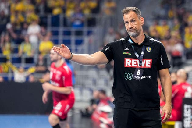 Maik Machulla, coach and head coach of the RNL, gives instructions, gesturing with his arms; single frame, single photo, action, September 26, 2026, Mannheim, Germany; handball, Bundesliga, Rhein-Neckar Löwen vs. MT Melsungen xozx