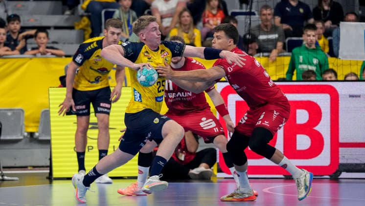 From left: Haukur Thrastarson (RNL), 25, Aaron Mensing (MTM), 33, tackle, game play, duel, tackle, tackling, dynamics, action, 09 26 2026, Mannheim, Germany, handball, Bundesliga, Rhein-Neckar Löwen vs. MT Melsungen xozx