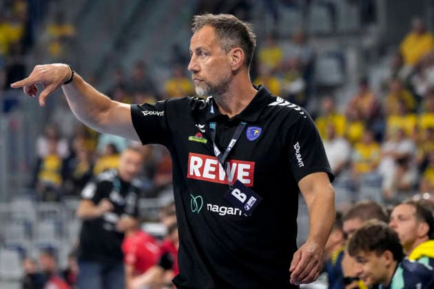 Maik Machulla, coach and head coach of the RNL, gives instructions, gesturing with his arms; single frame, single photo, action, September 26, 2026, Mannheim, Germany; handball, Bundesliga, Rhein-Neckar Löwen vs. MT Melsungen xozx