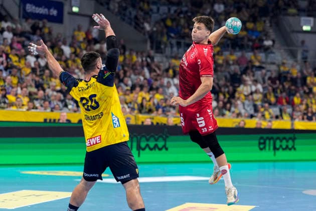 From left: Jannik Kohlbacher (RNL), 80, Aaron Mensing (MTM), 33, during a jump shot, shot, goal attempt, action, game scene, September 26, 2026, Mannheim, Germany, handball, Bundesliga, Rhein-Neckar Löwen vs. MT Melsungen xozx