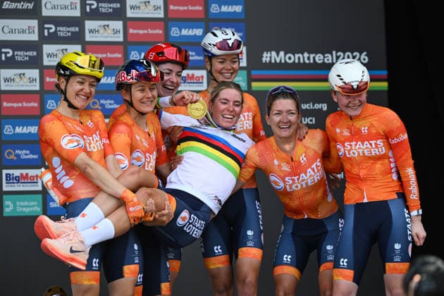2026 UCI Road World Championships Picture by Zac Williams SWpix.com - 26 09 2026 - Cycling - 2026 UCI Road World Championships - MontrÃ al, Canada - Women Elite Road Race Podium - Demi Vollering (Netherlands) celebrates winning to become World Champion with her teammates, Amber Kraak (Netherlands), Riejanne Markus (Netherlands), Lieke Nooijen (Netherlands), Puck Pieterse (Netherlands), Karlijn Swinkels (Netherlands) Copyright: x xSWpix.comx(t axPhotographyxHubxLtd)xZacxWilliams SWpix.comx SWP-3521-4500