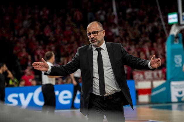 Bamberg, Germany, September 26, 2026, 1 BBL 2026–2027, Game 3: BMA365 Bamberg Baskets vs. MHP Riesen Ludwigsburg. Pictured: Ludwigsburg coach Carles Duran Ortega gesturing in frustration with his hands at the Brose Arena in Bavaria. Copyright: xFotostandx xSchmittx