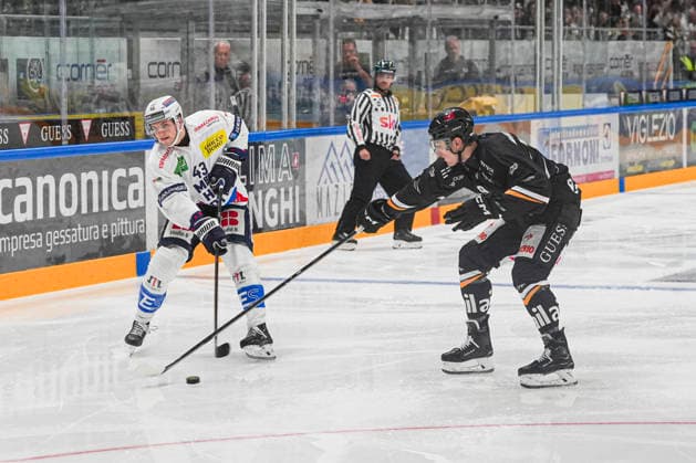September 26, 2026, Porza, Corner Arena, NL: HC Lugano vs. HC Ambri Piotta, 43 Tim Muggli (Ambri) vs. 9 Brian Zanetti (Lugano), Porza, Corner Arena, Ticino, Switzerland Copyright: xJustPictures.ch JarixPestelaccix jp-en-JaPe-JP6_JAr_NL_HCL_HCAP_26Sep2026_000001