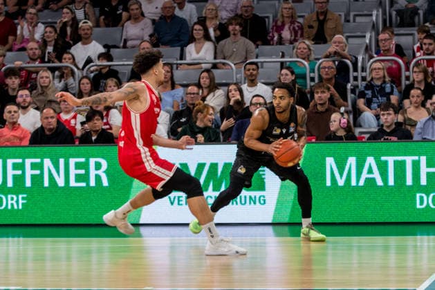 Bamberg, Germany, September 26, 2026; 1st Round of the 2026–2027 BBL; Game 3: BMA365 Bamberg Baskets vs. MHP Riesen Ludwigsburg; Pictured, from left: Joshua Obiesie (Bamberg) and Lars Danzinger (Ludwigsburg); Brose Arena, Bavaria Copyright: xFotostandx xSchmittx