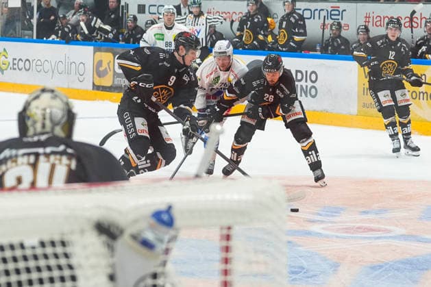 September 26, 2026, Porza, Corner Arena, NL HC Lugano vs. HC Ambri Piotta, 76 Nathan Schnarr (Ambri) vs. 9 Brian Zanetti (Lugano, L) and 26 David Aebischer (Lugano, R), Porza Corner Arena, Ticino, Switzerland Copyright: xJustPictures.ch JarixPestelaccix jp-en-JaPe-JP6_JAr_NL_HCL_HCAP_26Sep2026_000009