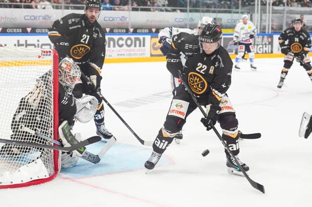 September 26, 2026, Porza, Corner Arena, NL: HC Lugano vs. HC Ambri Piotta, 22 Santeri Alatalo (Lugano) assists 34 goalkeeper Niklas Schlegel (Lugano), Porza, Corner Arena, Ticino, Switzerland Copyright: xJustPictures.ch JarixPestelaccix jp-en-JaPe-JP6_JAr_NL_HCL_HCAP_26Sep2026_000013