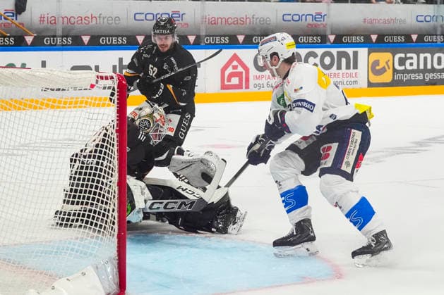 September 26, 2026, Porza, Corner Arena, NL: HC Lugano vs. HC Ambri Piotta, 43 Tim Muggli (Ambri) vs. 34 goalkeeper Niklas Schlegel (Lugano), Porza, Corner Arena, Ticino, Switzerland Copyright: xJustPictures.ch JarixPestelaccix jp-en-JaPe-JP6_JAr_NL_HCL_HCAP_26Sep2026_000021