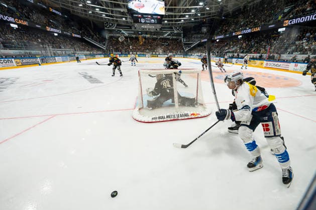 September 26, 2026, Porza, Corner Arena, NL: HC Lugano vs. HC Ambri Piotta, No. 44 Andre Heim of Ambri in action behind No. 34 goalkeeper Niklas Schlegel in the Lugano net at the Corner Arena in Porza, Ticino, Switzerland Copyright: xJustPictures.ch JarixPestelaccix jp-en-JaPe-JP6_JAr_NL_HCL_HCAP_26Sep2026_000049