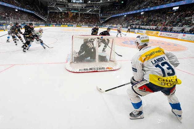 September 26, 2026, Porza, Corner Arena, NL: HC Lugano vs. HC Ambri Piotta, 13 Manix Landry (Ambri) behind the net; 34 goalkeeper Niklas Schlegel (Lugano) in the net; Porza, Corner Arena, Ticino, Switzerland Copyright: xJustPictures.ch JarixPestelaccix jp-en-JaPe-JP6_JAr_NL_HCL_HCAP_26Sep2026_000054