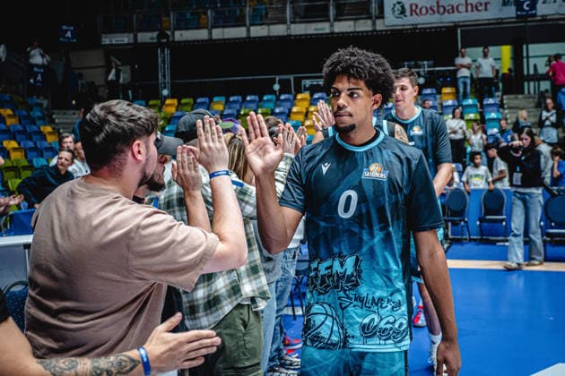 September 26, 2026, xhfmx, easyCredit BBL Bundesliga Basketball, Frankfurt Skyliners vs. Rasta Vechta, Jamie Edoka, Skyliners Frankfurt high-fives the fans, Frankfurt am Main