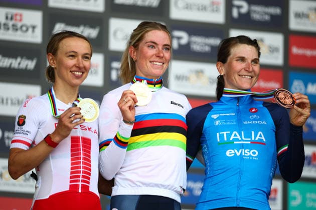 2026 UCI Road World Championships Picture by Vaughn Ridley SWpix.com - 26 09 2026 - Cycling - 2026 UCI Road World Championships - MontrÃ al, Canada - Women Elite Road Race Podium - Demi Vollering (Netherlands) wins the Gold Medal to become World Champion with Kasia Niewiadoma-Phinney (Poland) receiving the Silver Medal and Elisa Longo Borghini (Italy) receiving the Bronze Medal Copyright: x xSWpix.comx(t axPhotographyxHubxLtd)xVaughnxRidley SWpix.comx SWP-3521-4524