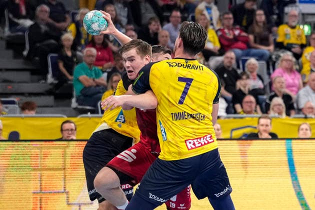 From left: Jannik Kohlbacher (RNL), 80; Reynir Thor Stefansson (MTM), 19; Robert Timmermeister (RNL), 7; tackle, game scene, duel, tackle, tackling, dynamism, action, 26 09 2026, Mannheim, Germany, handball, Bundesliga, Rhein-Neckar Löwen vs. MT Melsungen xozx