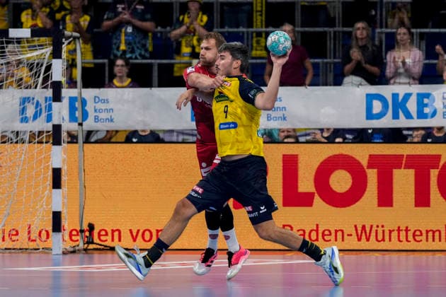 From left: David Mandic (MTM), 7, Jacob Arenth Lassen (RNL), 9, tackle, game action, duel, tackle, tackling, dynamism, action, 26 09 2026, Mannheim, Germany, handball, Bundesliga, Rhein-Neckar Löwen vs. MT Melsungen xozx