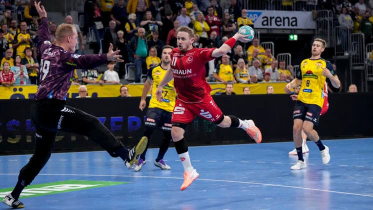 From left: David Späth, goalkeeper, RNL, 29, makes a save against Dimitri Ignatow, MTM, 11, on a jump shot, shot, goal attempt, action, play, game scene, September 26, 2026, Mannheim, Germany, handball, Bundesliga, Rhein-Neckar Löwen vs. MT Melsungen xozx