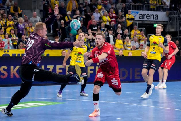 From left: David Späth, goalkeeper, RNL, 29, makes a save against Dimitri Ignatow, MTM, 11, on a jump shot, shot, goal attempt, action, play, game scene, September 26, 2026, Mannheim, Germany, handball, Bundesliga, Rhein-Neckar Löwen vs. MT Melsungen xozx