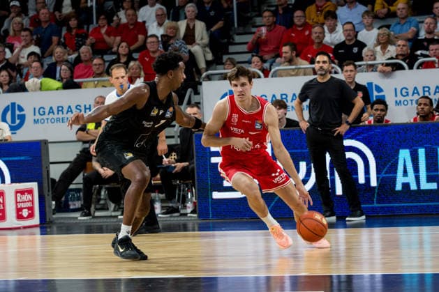 Bamberg, Germany, September 26, 2026, BBL 2026–2027, Game 3: BMA365 Bamberg Baskets vs. MHP Riesen Ludwigsburg. Pictured, from left, in a one-on-one matchup: Elijah Hughes (Ludwigsburg) and Richard Balint (Bamberg), Brose Arena, Bavaria Copyright: xFotostandx xSchmittx