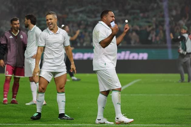 September 26, 2026, Soccer, FBL Men s League, Friendly Match, 100th Anniversary of the Weserstadion, Werder Legends vs. Real Madrid Legends 2026, Werder Legends vs. Real Madrid Leyendas, Final Score, Thanks to the Fans After the Game, Diego (Werder Legends) and Ailton (Werder Legends), Photo: nordphoto GmbH, Tauchnitz, Bremen, Weserstadion, Bremen, Germany Copyright: xnordphotoxGmbHx xTauchnitzx