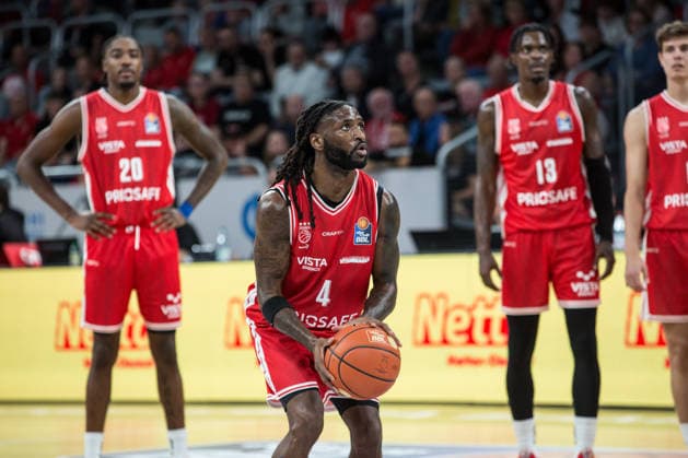 Bamberg, Germany, September 26, 2026, 1 BBL 2026–2027, Game 3: BMA365 Bamberg Baskets vs. MHP Riesen Ludwigsburg. Pictured: Jordan Jones of Bamberg taking a shot at the Brose Arena in Bavaria. Copyright: xFotostandx xSchmittx