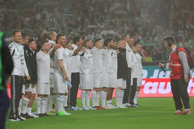 September 26, 2026, Soccer, FBL Men, Friendly Match, 100 Years of Weserstadion, Werder Legends 2026 Showdown, Werder Legends vs. Real Madrid Leyendas, End of the game, Final score, Thanks to the fans after the game, Werder Legends, Photo by nordphoto GmbH, Tauchnitz, Bremen, Weserstadion, Bremen, Germany Copyright: xnordphotoxGmbHx xTauchnitzx