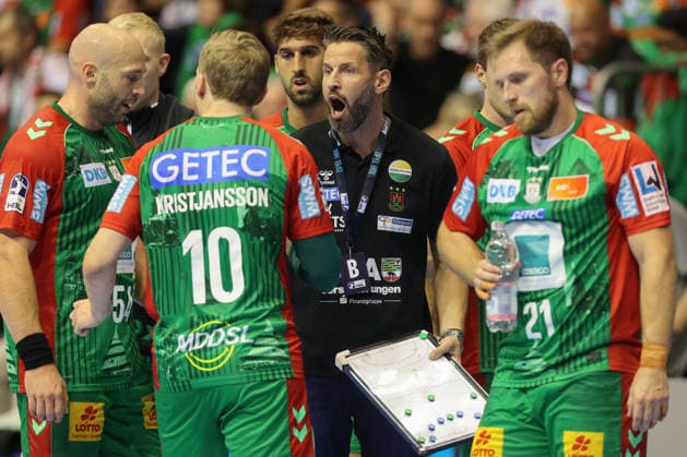September 26, 2026, xtgx, Opel HBL Handball, SC Magdeburg vs. SG BBM Bietigheim emspor, from left: Bennet Wiegert (Magdeburg); coach gives instructions, gesturing with his arms; timeout for Magdeburg