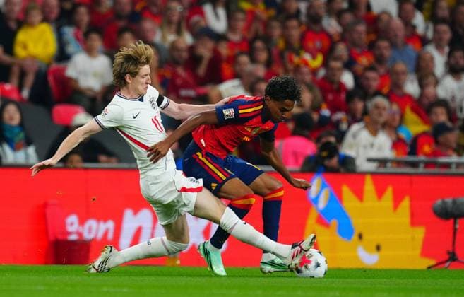 Anthony Gordon of England tackles Lamine Yamal of Spain England v Spain, UEFA Nations League, Football, Wembley Stadium, London, UK - 26 Sep 2026London Wembley Stadium United Kingdom  Copyright: xJavierxGarcia Shutterstockx 17171102x