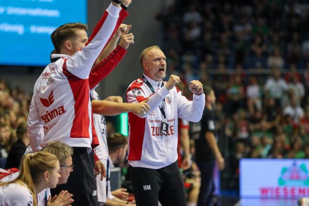 September 26, 2026, xgox, Handball Opel HBL SC Magdeburg vs. SG BBM Bietigheim emspor, from left: Hartmut Mayerhoffer (Bietigheim), coach celebrating, goal celebration, celebrating the goal, Magdeburg