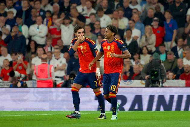 RECORD DATE NOT STATED Football - UEFA Nations League - Group A3 - England v Spain LONDON, ENGLAND - Saturday, September 26, 2026: Spain s Lamine Yamal (R) celebrates with team-mate Ferran Torres after scoring the first goal after only one minute 45 seconds during the UEFA Nations League Group A3 match between England and Spain at Wembley Stadium. (Photo by Thomas Major Propaganda) LONDON Wembley Stadium GREATER LONDON ENGLAND  Copyright: xThomasxMajorx 2026-09-26-England_v_Spain-044