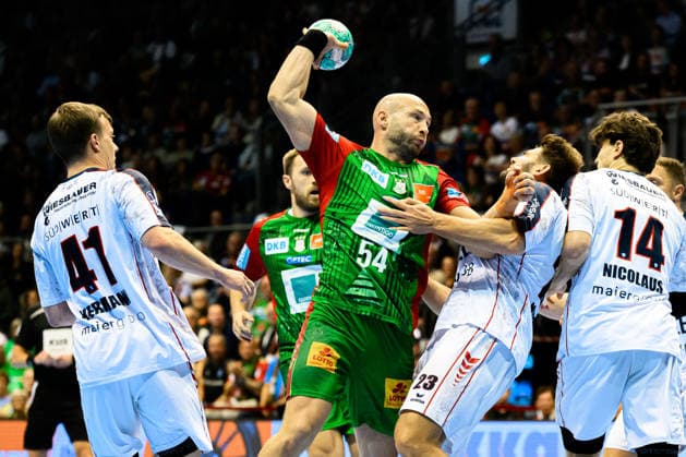 Magdeburg HBL 26 27 SC Magdeburg SG BBM Bietigheim (from left): Till Hermann (Bietigheim), Oscar Bergendahl (SC Magdeburg), Marcus Norrbrink (Bietigheim) Magdeburg Getec Arena Germany