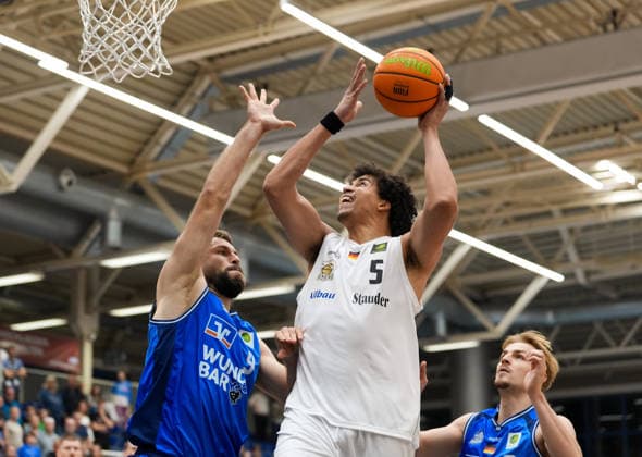 Benjamin Uzoma (ETB Miners Essen, 5) drives toward the basket against Hendrik Helge Drescher (HAKRO Merlins Crailsheim, 9), GER, ETB Miners Essen vs. HAKRO Merlins Crailsheim, Barmer 2 Basketball Bundesliga, ProA, Matchday 1, 2026–27 season, Sportpark am Hallo, Essen, September 26, 2026 ETB Miners Essen vs. HAKRO Merlins Crailsheim ProA Matchday 1 September 26, 2026 Essen Copyright: xEibner-Pressefoto ScottxColemanx EP_SCN