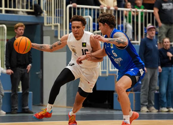 Isaiah Sanders (ETB Miners Essen), No. 10, in a one-on-one battle with Booker Coplin (HAKRO Merlins Crailsheim), No. 6 GER, ETB Miners Essen vs. HAKRO Merlins Crailsheim, Barmer 2 Basketball Bundesliga, ProA, Matchday 1, 2026–27 Season, Sportpark am Hallo, Essen, September 26, 2026 ETB Miners Essen vs. HAKRO Merlins Crailsheim ProA Matchday 1 September 26, 2026 Essen Copyright: xEibner-Pressefoto ScottxColemanx EP_SCN