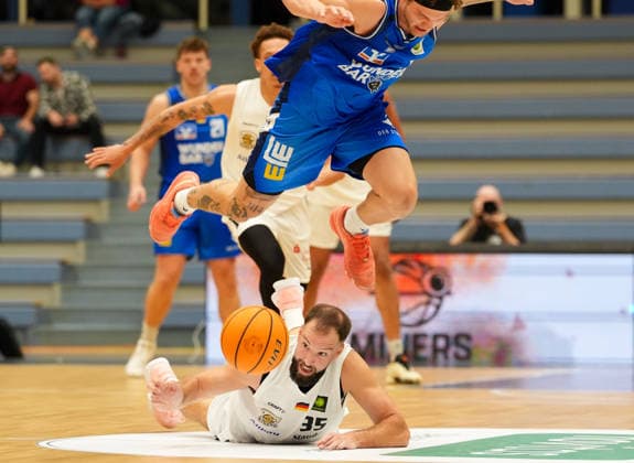 JJ Mann of ETB Miners Essen, 35, and Booker Coplin of HAKRO Merlins Crailsheim, 6, go for a loose ball GER, ETB Miners Essen vs. HAKRO Merlins Crailsheim, Barmer 2 Basketball Bundesliga, ProA, Matchday 1, 2026–27 season, Sportpark am Hallo, Essen, September 26, 2026 ETB Miners Essen vs. HAKRO Merlins Crailsheim ProA Matchday 1 September 26, 2026 Essen Copyright: xEibner-Pressefoto ScottxColemanx EP_SCN
