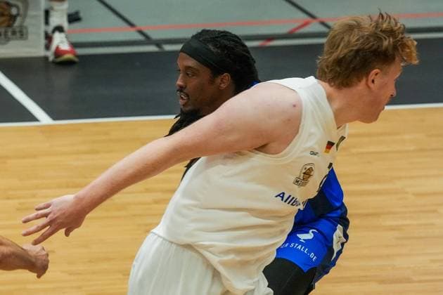 Basketball in Essen ** FOR EDITORIAL PURPOSES ONLY ** EDITORIAL USE ONLY ** p Jonathan Almstedt ETB vs. Peyton Kennedy Gerald Merlins The 2nd Basketball Bundesliga game on September 26, 2026, ETB Miners vs. the Merlins Crailsheim, ended at the Sporthalle Am Hallo, Ernestinenstraße 57, with X X Michael Gohl FUNKE Photo Services p Sports Germany North Rhine-Westphalia Essen Copyright MichaelxGohl Copyright: MichaelxGohl doc87ruojuxtop1aqarlcwh ,EDITORIAL USE ONLY Copyright: MichaelxGohl