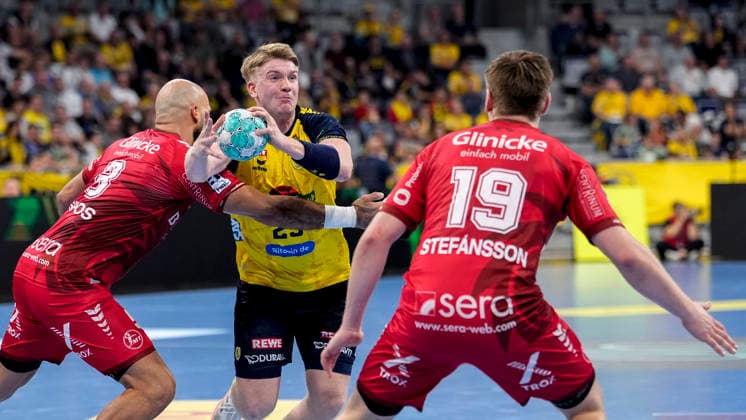From left: Adrian Sipos (MTM), 8, Haukur Thrastarson (RNL), 25, Reynir Thor Stefansson (MTM), 19, tackle, game scene, duel, tackle, tackling, dynamic, action, 26 09 2026, Mannheim, Germany, Handball, Bundesliga, Rhein-Neckar Löwen vs. MT Melsungen xozx