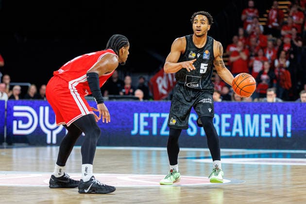 Jordan Wright, BMA365 Bamberg Baskets, 03; Ishmael Leggett, MHP Riesen Ludwigsburg, 05; BMA365 Bamberg Baskets vs. MHP RIESEN Ludwigsburg, Basketball, easyCredit BBL, Matchday 3, September 26, 2026 BMA365 Bamberg Baskets vs. MHP RIESEN Ludwigsburg, Basketball, easyCredit BBL, Matchday 3, September 26, 2026 Bamberg Copyright: xEibner-Pressefoto G.xSantemizx EP_EER