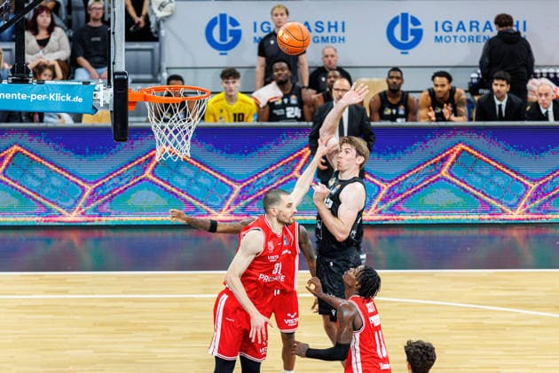 Daniel Keppeler, BMA365 Bamberg Baskets, 31; Thomas Rutherford, MHP Riesen Ludwigsburg, 42; BMA365 Bamberg Baskets vs. MHP RIESEN Ludwigsburg, Basketball, easyCredit BBL, Matchday 3, September 26, 2026 BMA365 Bamberg Baskets vs. MHP Riesen Ludwigsburg, Basketball, easyCredit BBL, Matchday 3, September 26, 2026 Bamberg Copyright: xEibner-Pressefoto G.xSantemizx EP_EER