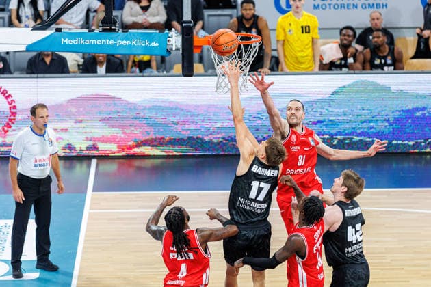 Julis Baumer, MHP Riesen Ludwigsburg, 17, Daniel Keppeler, BMA365 Bamberg Baskets, 31, BMA365 Bamberg Baskets vs. MHP RIESEN Ludwigsburg, Basketball, easyCredit BBL, Matchday 3, September 26, 2026 BMA365 Bamberg Baskets vs. MHP Riesen Ludwigsburg, Basketball, easyCredit BBL, Matchday 3, September 26, 2026 Bamberg Copyright: xEibner-Pressefoto G.xSantemizx EP_EER