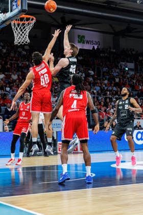 Yuval Hochstadter, BMA365 Bamberg Baskets, 66; Thomas Rutherford, MHP Riesen Ludwigsburg, 42; BMA365 Bamberg Baskets vs. MHP RIESEN Ludwigsburg, Basketball, easyCredit BBL, Matchday 3, September 26, 2026 BMA365 Bamberg Baskets vs. MHP RIESEN Ludwigsburg, Basketball, easyCredit BBL, Matchday 3, September 26, 2026 Bamberg Copyright: xEibner-Pressefoto G.xSantemizx EP_EER