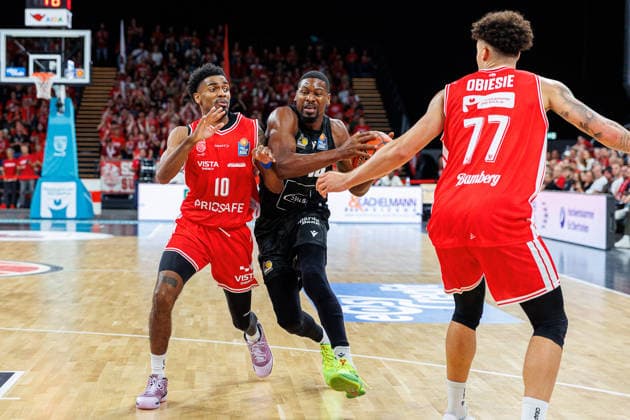 Mylik Wilson, BMA365 Bamberg Baskets, 10; Yorman Polas Bartolo, MHP Riesen Ludwigsburg, 13; BMA365 Bamberg Baskets vs. MHP RIESEN Ludwigsburg, Basketball, easyCredit BBL, Matchday 3, September 26, 2026 BMA365 Bamberg Baskets vs. MHP RIESEN Ludwigsburg, Basketball, easyCredit BBL, Matchday 3, September 26, 2026 Bamberg Copyright: xEibner-Pressefoto G.xSantemizx EP_EER