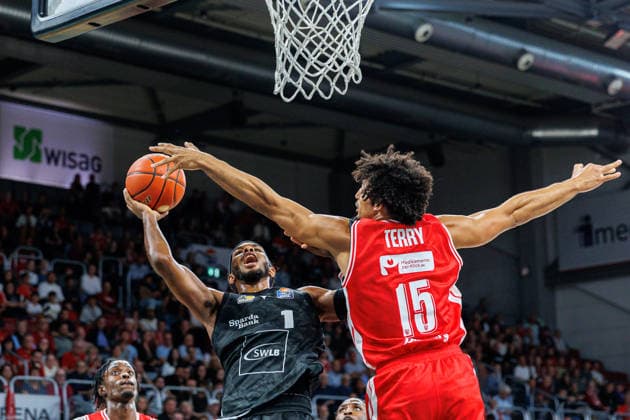 Justin Kier, MHP Riesen Ludwigsburg, 01; Brendan Terry, BMA365 Bamberg Baskets, 15; BMA365 Bamberg Baskets vs. MHP RIESEN Ludwigsburg, Basketball, easyCredit BBL, Matchday 3, September 26, 2026 BMA365 Bamberg Baskets vs. MHP RIESEN Ludwigsburg, Basketball, easyCredit BBL, Matchday 3, September 26, 2026 Bamberg Copyright: xEibner-Pressefoto G.xSantemizx EP_EER