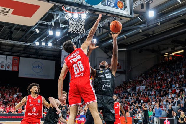 Yuval Hochstadter, BMA365 Bamberg Baskets, 66; Yorman Polas Bartolo, MHP Riesen Ludwigsburg, 13; BMA365 Bamberg Baskets vs. MHP RIESEN Ludwigsburg, Basketball, easyCredit BBL, Matchday 3, September 26, 2026 BMA365 Bamberg Baskets vs. MHP RIESEN Ludwigsburg, Basketball, easyCredit BBL, Matchday 3, September 26, 2026 Bamberg Copyright: xEibner-Pressefoto G.xSantemizx EP_EER