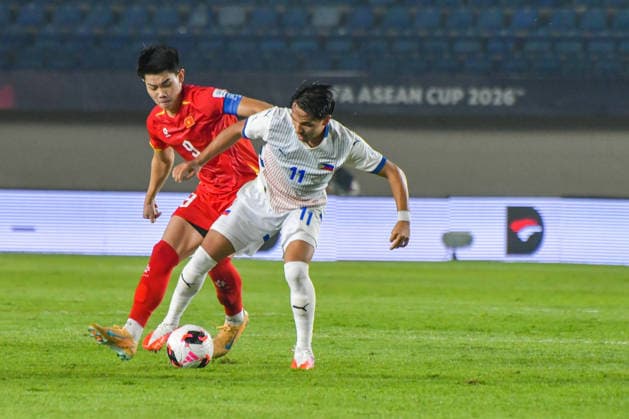 Vietnam v Philippines - FIFA ASEAN CUP 2026 Vietnam national team, Nationalteam player Nguyen Dinh Bac (left) competes for the ball with Philippine national team player Schneider Randy (right) during a 2026 ASEAN Cup match at Si Jalak Harupat Stadium in Bandung, West Java, Indonesia, on September 26, 2026. Vietnam won the match 1-0. BANDUNG West Java Indonesia  Copyright: xKhairizalxMarisx originalFilename:maris-fifaasea260926_np0kG.jpg