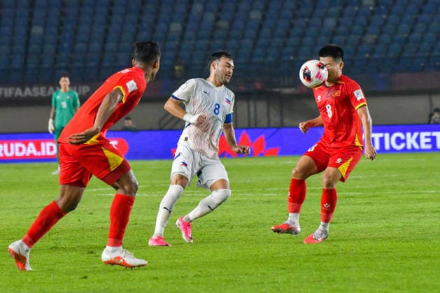Vietnam v Philippines - FIFA ASEAN CUP 2026 Vietnam national team, Nationalteam player Le Pham Thanh Long (right) competes for the ball with Philippine national team player Ott Manuel (center) during a 2026 FIFA ASEAN Cup match at Si Jalak Harupat Stadium in Bandung, West Java, Indonesia, on September 26, 2026. Vietnam wins the match 1-0. BANDUNG West Java Indonesia  Copyright: xKhairizalxMarisx originalFilename:maris-fifaasea260926_np2YE.jpg