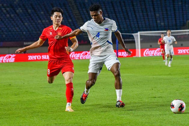 Vietnam v Philippines - FIFA ASEAN CUP 2026 Vietnam national team, Nationalteam player Nguyen Dinh Bac (left) competes for the ball with Philippine national team player Tabinas Jefferson (right) during a 2026 FIFA ASEAN Cup match at Si Jalak Harupat Stadium in Bandung, West Java, Indonesia, on September 26, 2026. Vietnam won the match 1-0. BANDUNG West Java Indonesia  Copyright: xKhairizalxMarisx originalFilename:maris-fifaasea260926_np39f.jpg