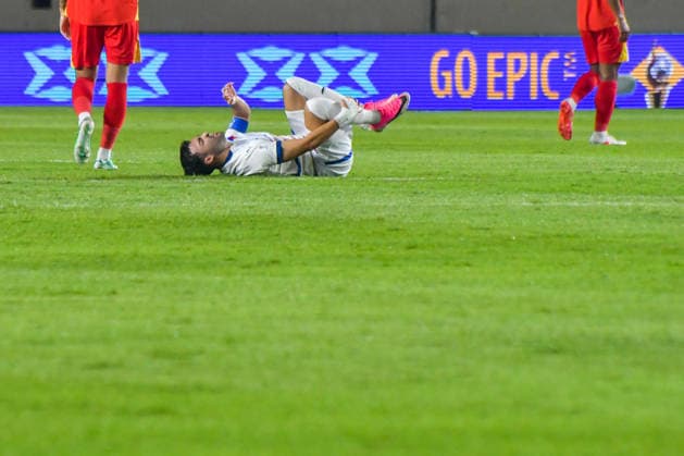 Vietnam v Philippines - FIFA ASEAN CUP 2026 Philippines national team, Nationalteam soccer player Ott Manuel falls after being tackled during a match against the Vietnam national team in the 2026 FIFA ASEAN Cup at SI Jalak Harupat Stadium in Bandung, West Java, Indonesia, on September 26, 2026. Vietnam won the match 1-0. BANDUNG West Java Indonesia  Copyright: xKhairizalxMarisx originalFilename:maris-fifaasea260926_np3nx.jpg