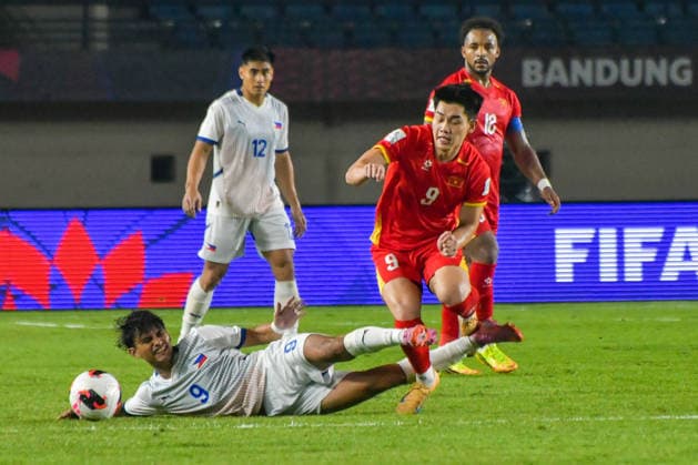Vietnam v Philippines - FIFA ASEAN CUP 2026 Vietnam national team, Nationalteam player Nguyen Dinh Bac (right) competes for the ball with Philippine national team player Javie Gayoso (left) during a 2026 FIFA ASEAN Cup match at Si Jalak Harupat Stadium in Bandung, West Java, Indonesia, on September 26, 2026. Vietnam won the match 1-0. BANDUNG West Java Indonesia  Copyright: xKhairizalxMarisx originalFilename:maris-fifaasea260926_npdH1.jpg