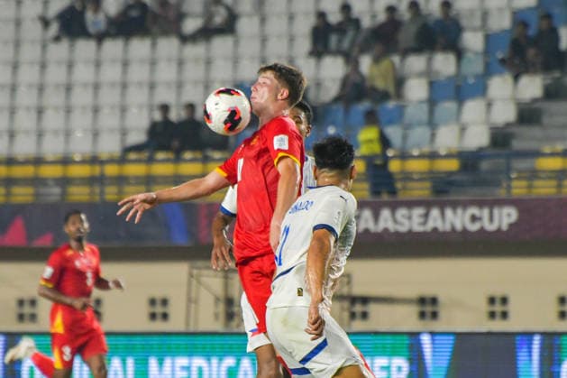 Vietnam v Philippines - FIFA ASEAN CUP 2026 Williams Minh Hoang of the Vietnam national team, Nationalteam (left) competes for the ball with a player from the Philippine national team during a 2026 FIFA ASEAN Cup match at Si Jalak Harupat Stadium in Bandung, West Java, Indonesia, on September 26, 2026. Vietnam won the match 1-0. BANDUNG West Java Indonesia  Copyright: xKhairizalxMarisx originalFilename:maris-fifaasea260926_npNEl.jpg